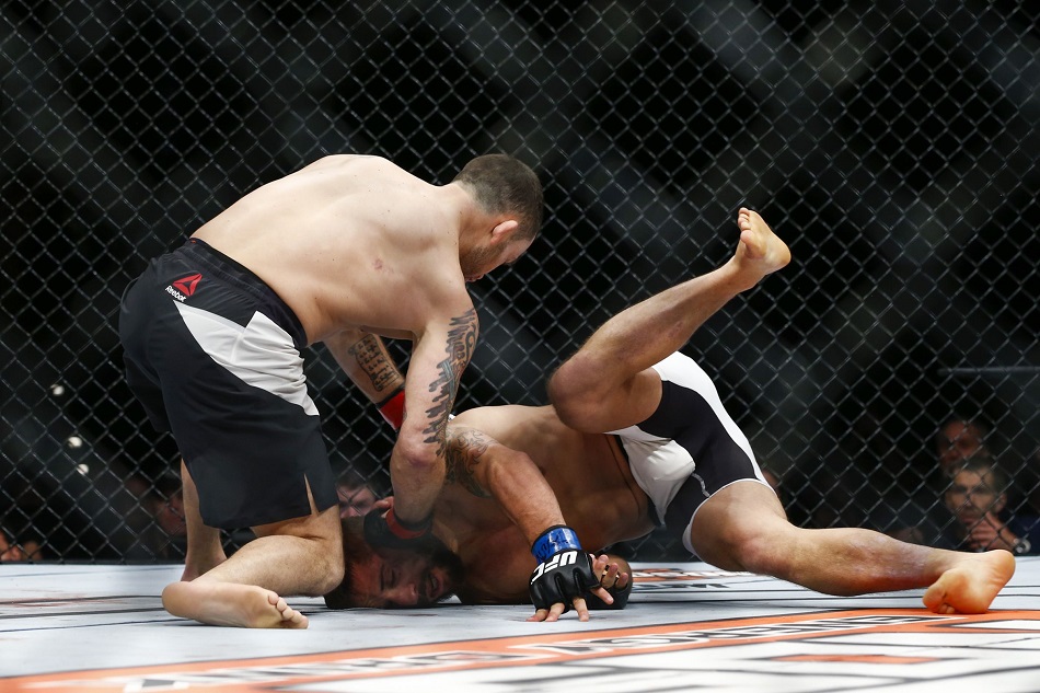 Frankie Edgar knocks out Chad Mendes at the Ultimate Fighter Season 22 Finale. Photo by Esther Lin, MMA Fighting